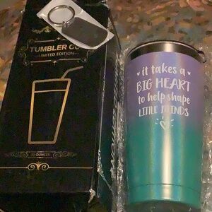 New, never used
2 metal straws, cleaning brush
Keychain
Box in rough shape!